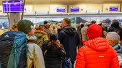 Durch den Winter-Tourismus ist der Andrang am Salzburger Flughafen stark.
