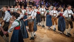40 Tanzpaare aus Innsbruck-Stadt und Innsbruck-Land eröffneten den heurigen Bauernbundball in ...