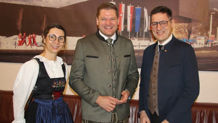 Hatten viel Spaß: Bundesratspräsident Markus Stotter (Mitte) mit Peter Raggl und Ehefrau Alice.