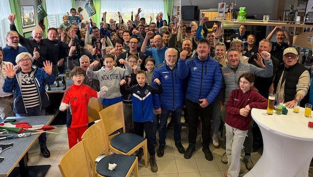 Über 70 Fans drückten gestern im Vereinsheim in Seckau die Daumen für ihren Stefan Babinsky. ...