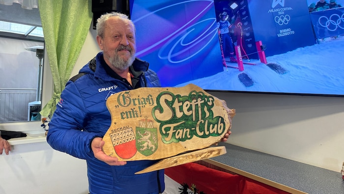 Fanklub-Mitglied Norbert mit der hölzernen Tafel, die er selbst angefertigt hat.