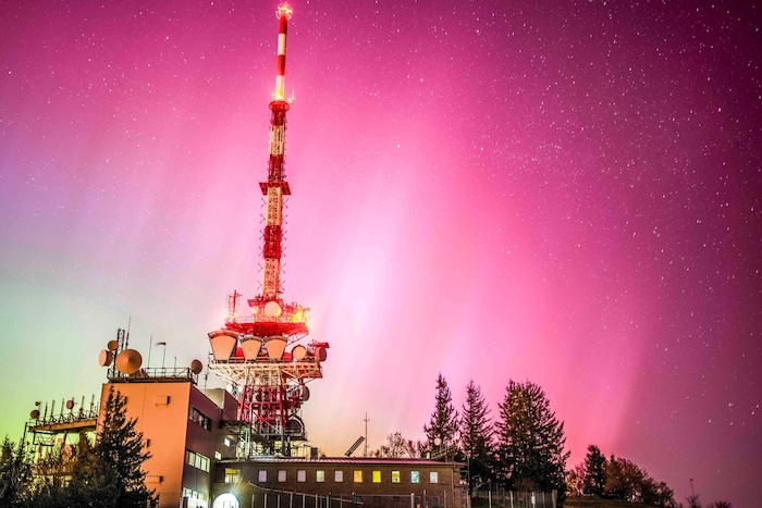 Am Salzburger Gaisberg ist 2024 diese Aufnahme der farbig strahlenden Lichter gelungen.