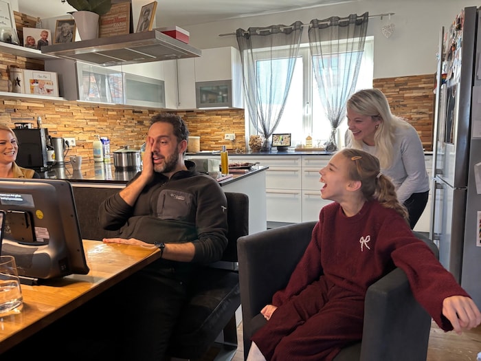 „Krone“-Fotograf Imre Antal versuchte, auf dem Spezial-Computer mit seinen Augen zu schreiben. ...