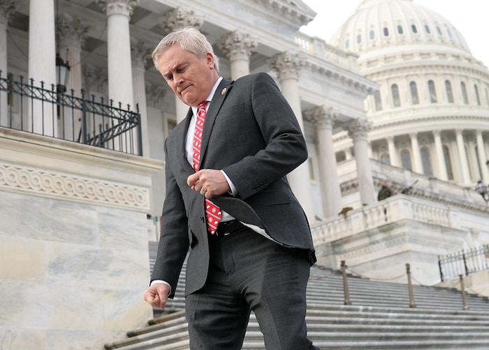 Ausschussvorsitzender James Comer versucht seit Monaten, die Clintons vor den Kongress zu ...