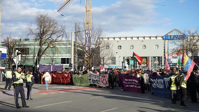 Der Demo-Zug ging auch am Einkaufszentrum Sillpark vorbei.