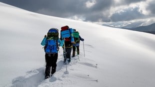Die Skitourengeher waren trotz hoher Lawinenwarnstufe unterwegs. (Symbolbild)