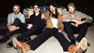 Casper Starreveld (Gitarre), Jan Haker (Bass), Jason Dowd (Leadsänger) und Nils Vandenberg ...