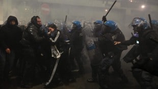 Die Polizei machte kurzen Prozess und vertrieb die gewaltbereiten Demonstranten. 
