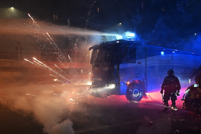 Mit Wasserwerfern trieb die Polizei die Demonstranten auseinander.