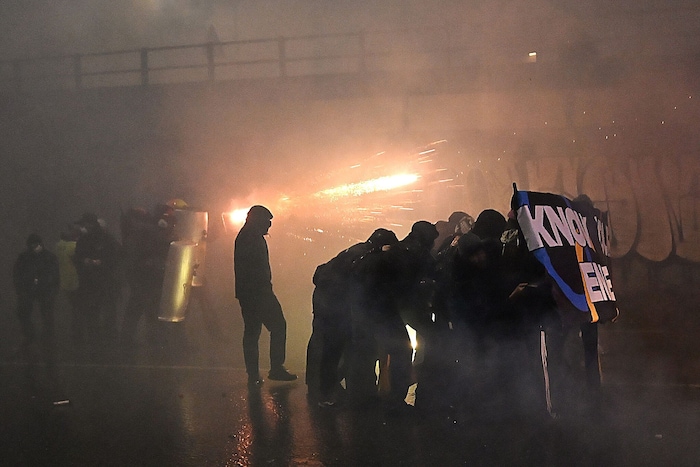 Diese feuerten Feuerwerkskörper auf die Polizisten.