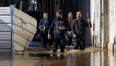 Freiwillige Helfer in einem überfluteten Viertel der Hafenstadt Setubal