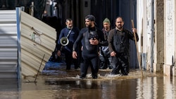 Freiwillige Helfer in einem überfluteten Viertel der Hafenstadt Setubal