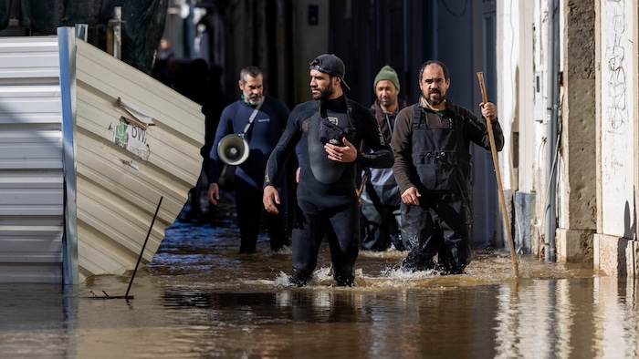 Freiwillige Helfer in einem überfluteten Viertel der Hafenstadt Setubal