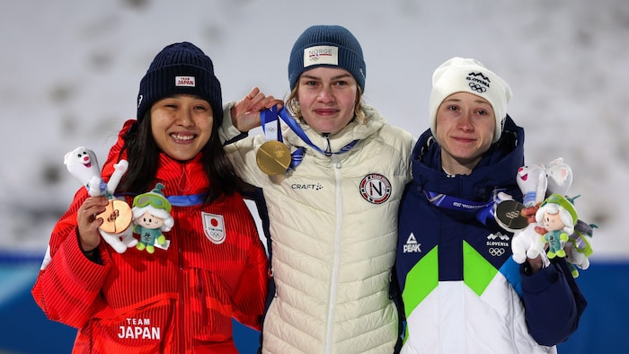 Anna Odine Ström (Mitte) siegte vor Nika Prevc (r.) und Nozomi Maruyama.