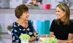 Die US-Fernsehmoderatorin Savannah Guthrie mit ihrer Mutter Nancy, die seit einer Woche ...