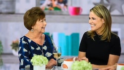 Die US-Fernsehmoderatorin Savannah Guthrie mit ihrer Mutter Nancy, die seit einer Woche ...