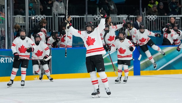 Kanadas Eishockeyfrauen jubeln.