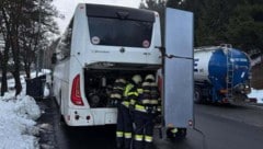 Die Feuerwehren konnten den qualmenden Reisebus stoppen.