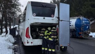 Die Feuerwehren konnten den qualmenden Reisebus stoppen.