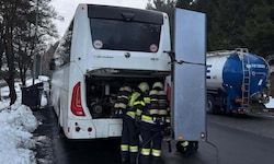 Die Feuerwehren konnten den qualmenden Reisebus stoppen.