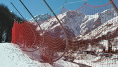 Nachdem er das Fangnetz durchbrochen hatte, krachte der Skifahrer gegen einen Bus (Symbolbild).