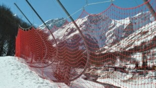 Nachdem er das Fangnetz durchbrochen hatte, krachte der Skifahrer gegen einen Bus (Symbolbild).