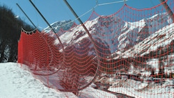 Nachdem er das Fangnetz durchbrochen hatte, krachte der Skifahrer gegen einen Bus (Symbolbild).