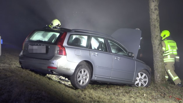 Der Lenker wurde verletzt, der Unfallwagen erheblich beschädigt.