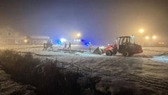 Die Feuerwehr versuchte in Frankenmarkt, den Gülleaustritt so gut es geht in Grenzen zu halten