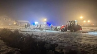 Die Feuerwehr versuchte in Frankenmarkt, den Gülleaustritt so gut es geht in Grenzen zu halten