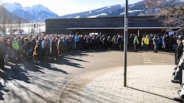 Nichts geht mehr! Für die Biathlon-Fans in Antholz heißt es: Bitte warten! 