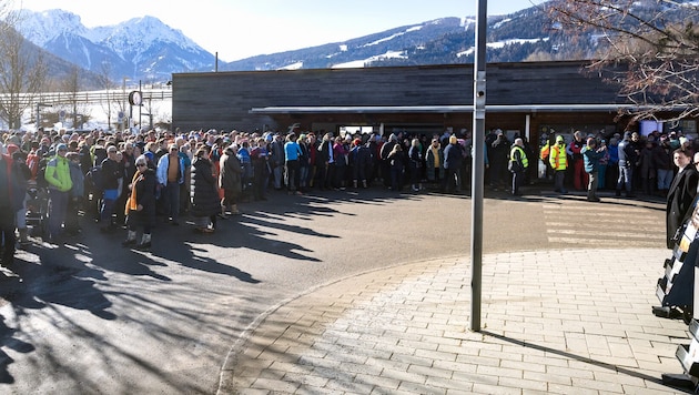 Nichts geht mehr! Für die Biathlon-Fans in Antholz heißt es: Bitte warten!