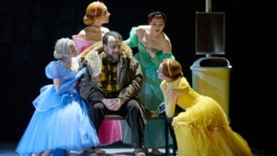 Er wartet auf ein Wiener Öffi, aber es kommt keines: „Vater Miller“ George Petean und Ballerinen