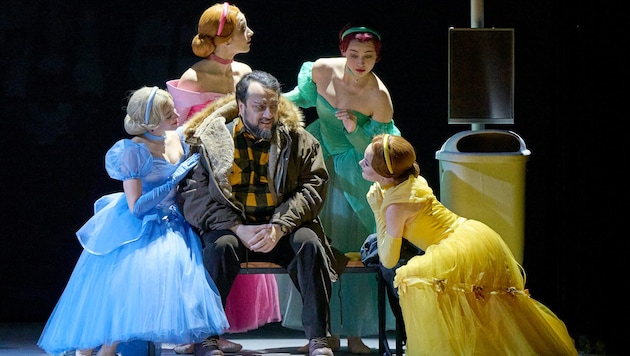 Er wartet auf ein Wiener Öffi, aber es kommt keines: „Vater Miller“ George Petean und Ballerinen