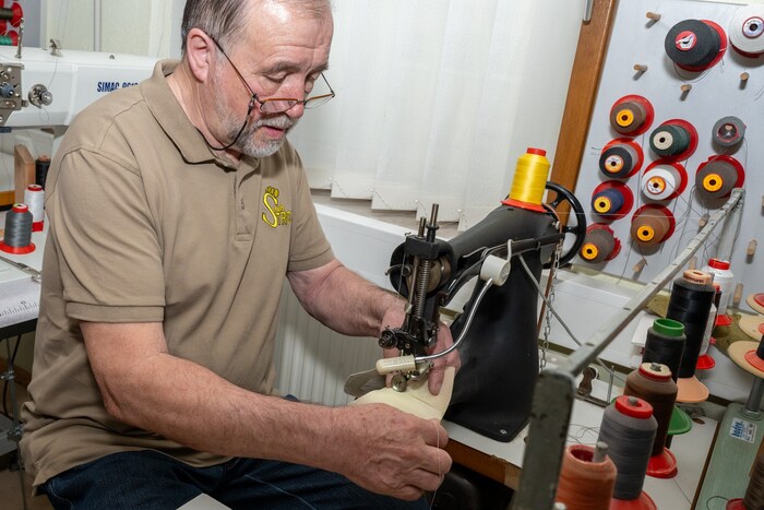 Ernst Stroj Senior bringt noch immer sein Wissen im Betrieb mit ein.
