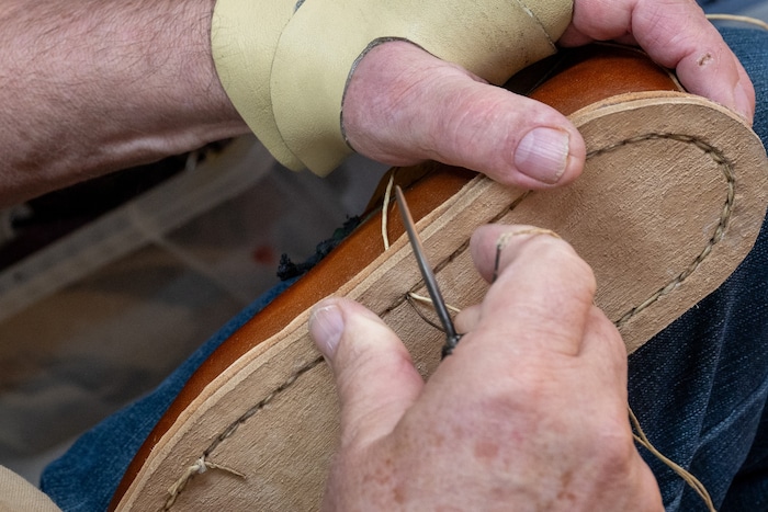 Alle Schuhe werden in sorgfältiger Handarbeit angefertigt.