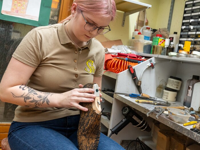 Marie (20) wollte schon als Schulkind Schuhmacherin werden.