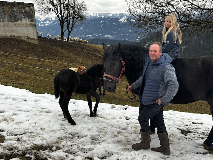 Christian Steindl mit seiner Enkelin Laura-Sophie am Hof in Fresach.