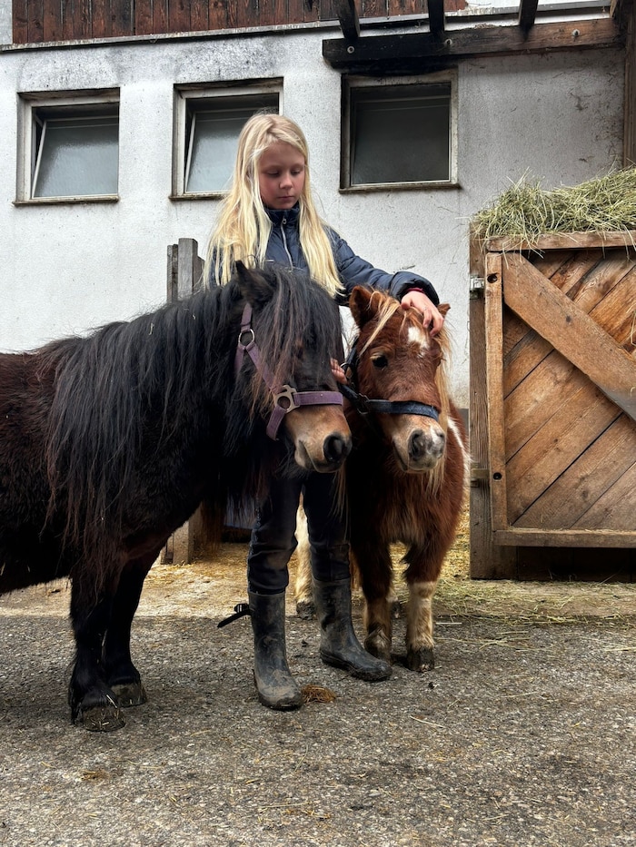 Auch Enkelin Laura-Sophie hilft tatkräftig und voller Leidenschaft am Hof mit.