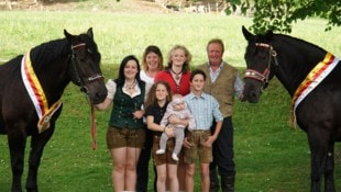 Über die Auszeichnungen der Noriker-Pferde freut sich die ganze Familie.  