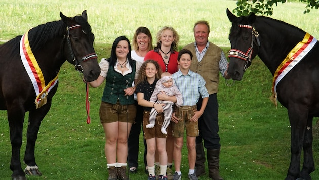Über die Auszeichnungen der Noriker-Pferde freut sich die ganze Familie.