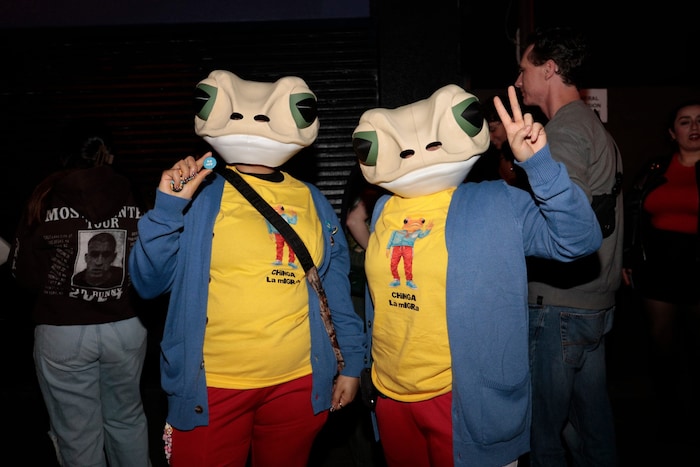 Zwei Teilnehmer mit Frosch-Masken, wie sie auch auf Bad Bunnys Album-Cover zu sehen sind.