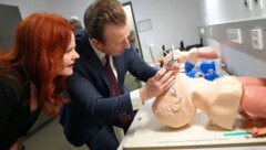 Die Gesundheits-Landesräte Cornelia Hagele und Karlheinz Kornhäusl bei der Amtsübergabe in der ...