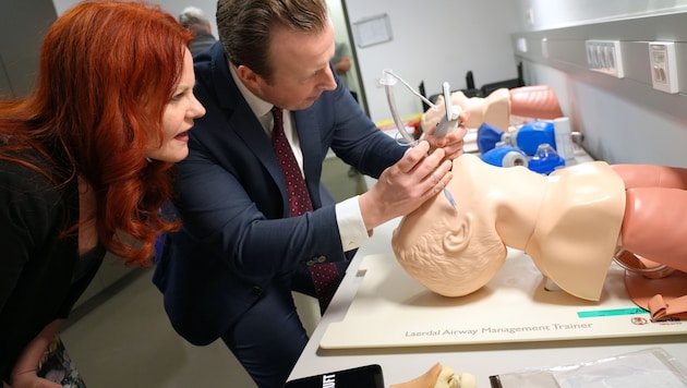 Die Gesundheits-Landesräte Cornelia Hagele und Karlheinz Kornhäusl bei der Amtsübergabe in der ...