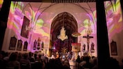 Lichtkunst erhellt kreativ das kleine Kirchlein. Spielerisch übernehmen den musikalischen Part ...