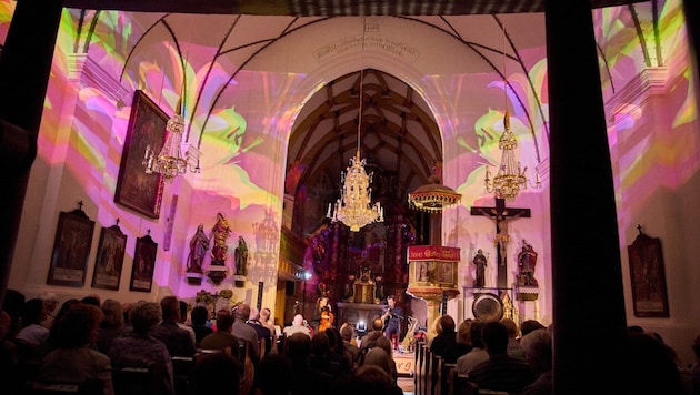 Lichtkunst erhellt kreativ das kleine Kirchlein. Spielerisch übernehmen den musikalischen Part ...