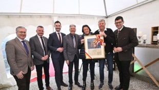 Die Kärntner Landespolitik überreichte Tom Soete das Recht zur Führung des Kärntner ...