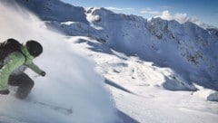 Freeride-Profi Silvia Moser zeigt vor, wie man flott durch den Tiefschnee fährt. 