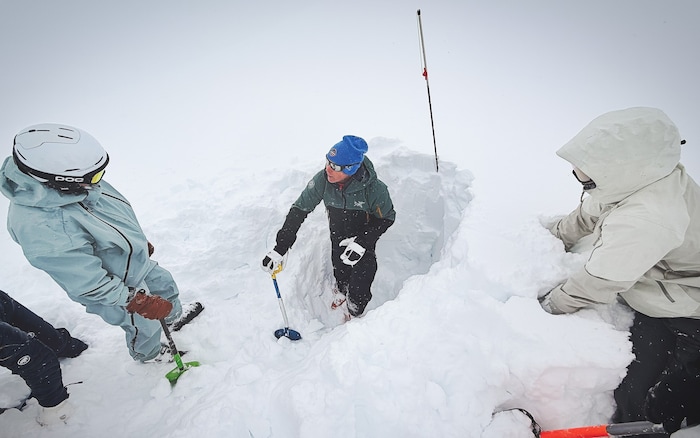 Lawinenkunde ist ein wichtiger Teil der Arc‘teryx Freeride Academy