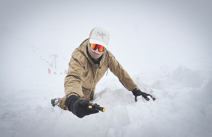 Arc‘teryx-Händler Pascal Bommel bei der Feinsuche mit dem Lawinenverschüttetensuchgerät (LVS).